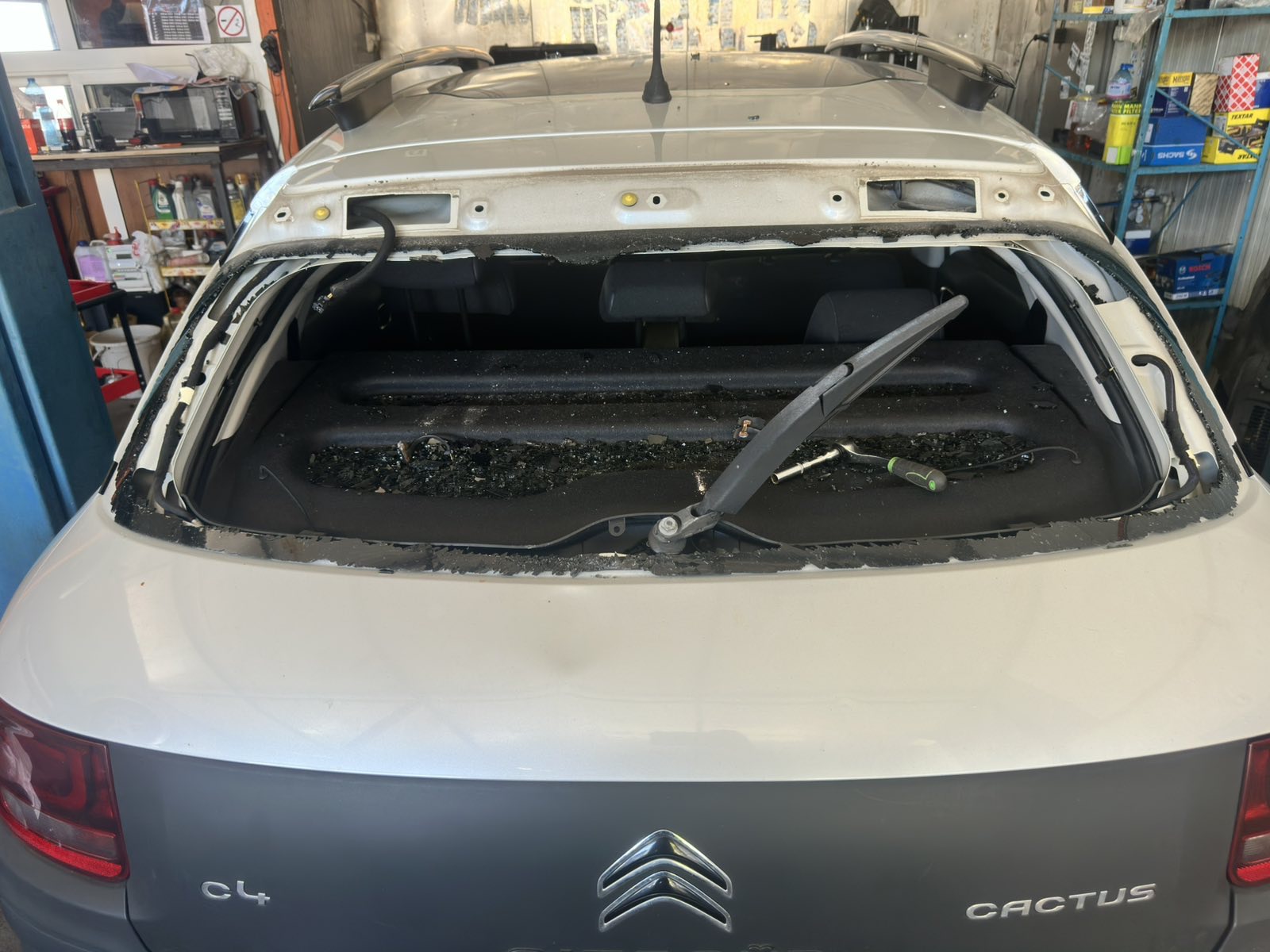 Реставрация на счупено задно стъкло на Citroën C4 Cactus — Преди