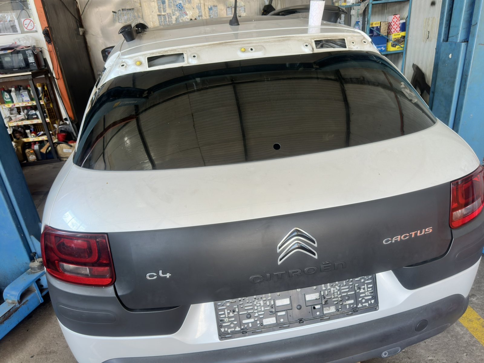 Реставрация на счупено задно стъкло на Citroën C4 Cactus — След